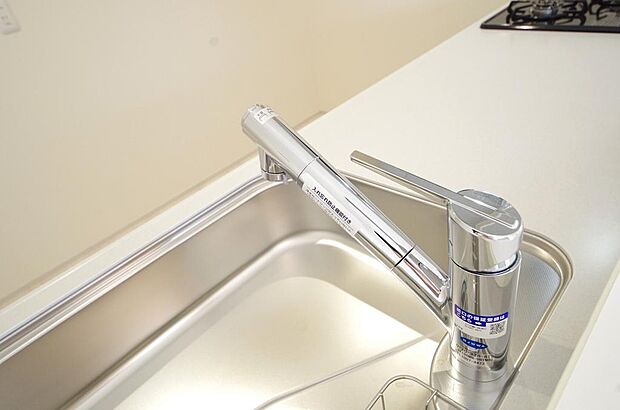 レバー操作一つで水量、温度も調節可能です。また、蛇口には浄水カートリッジも内蔵可能です。