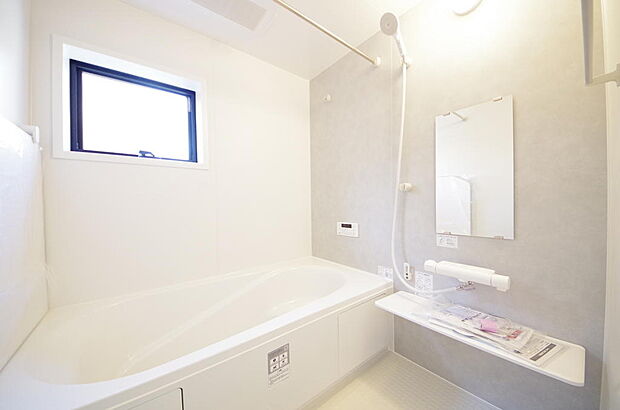 心地よい入浴タイムを追求した大きな浴槽とアクセントパネルで、より高級感が演出されます。