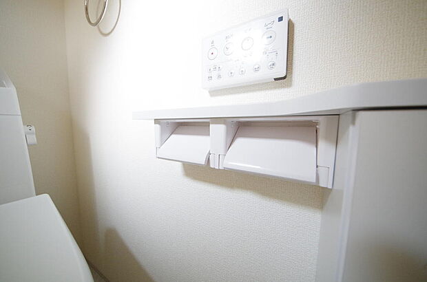 トイレ内のペーパーホルダーは、しっかりとした押さえ付き横型ダブルホルダーが標準装備されています。