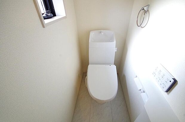 少ない水を有効に使って、汚れも効率よく洗浄します。便器は奥までふちのない掃除がしやすい形状です。