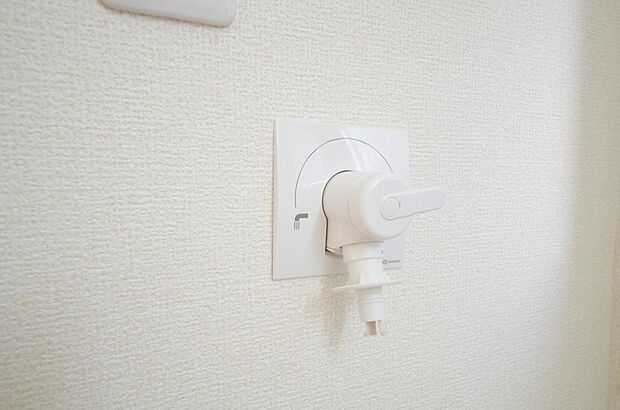 洗濯機用の給水口には蛇口ではなく、全自動洗濯機が設置できる専用の給水口が設置されております。