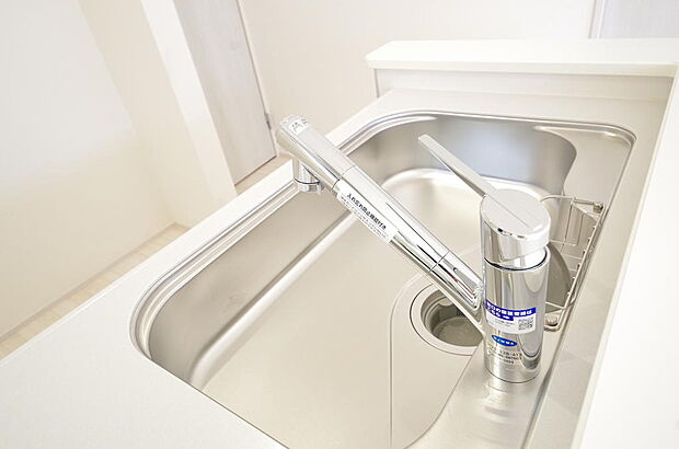 レバー操作一つで水量、温度も調節可能です。また、蛇口には浄水カートリッジも内蔵可能です。