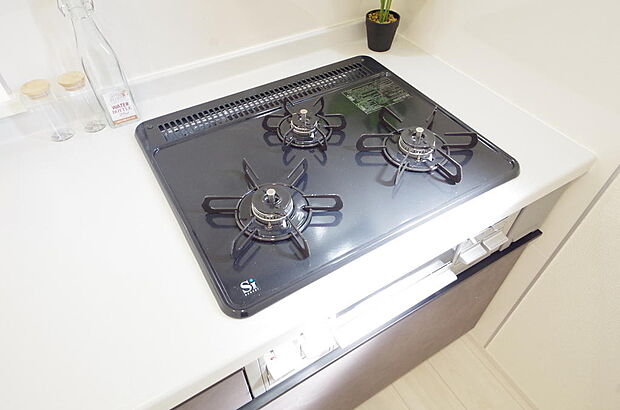 三ツ口コンロはSiセンサーが組み込まれています。長時間の使用の際にセンサーが自動でストップします。
