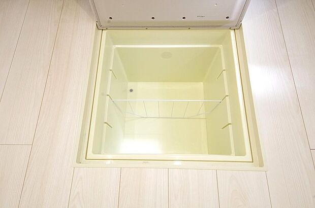 ミネラルウォーター、缶詰、非常食のストックに便利です。空間を有効に利用した収納です。