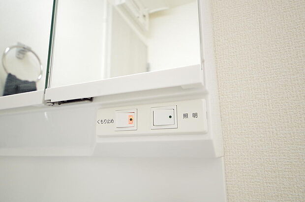 洗面台には、照明 コンセント くもり止めの3点が標準装備されております。