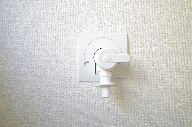 洗濯機用の給水口には蛇口ではなく、全自動洗濯機が設置できる専用の給水口が設置されております。
