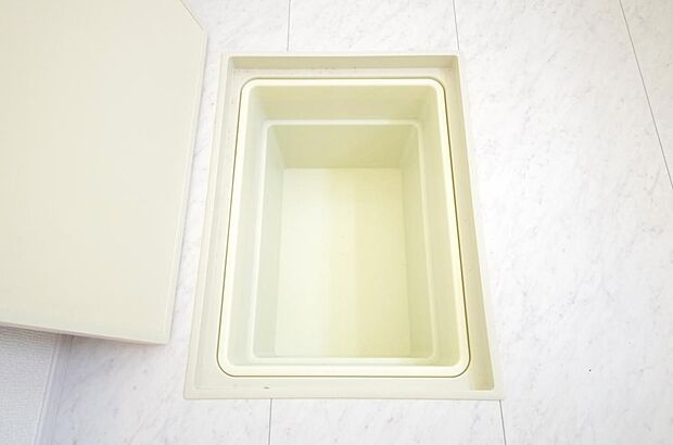シャンプー リンス 洗剤 柔軟剤等のストックに便利です。空間を有効に利用した収納です。