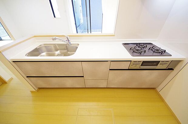 キッチンには耐久性が高く、お手入れも簡単で人工大理石トップを採用して、キッチンを優雅に演出しました。