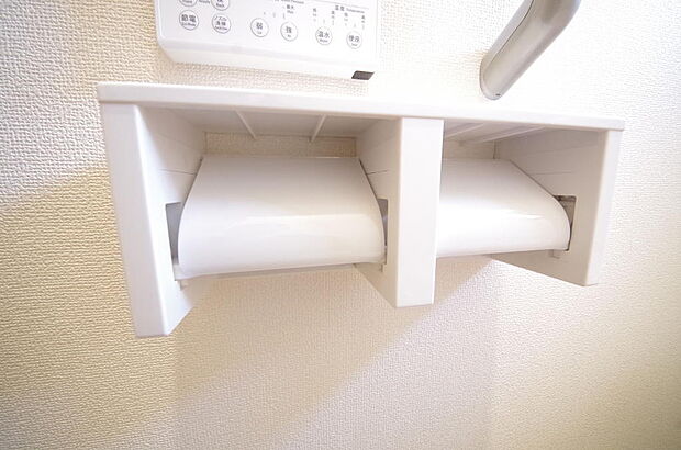 トイレ内のペーパーホルダーは、しっかりとした押さえ付き横型ダブルホルダーが標準装備されています。