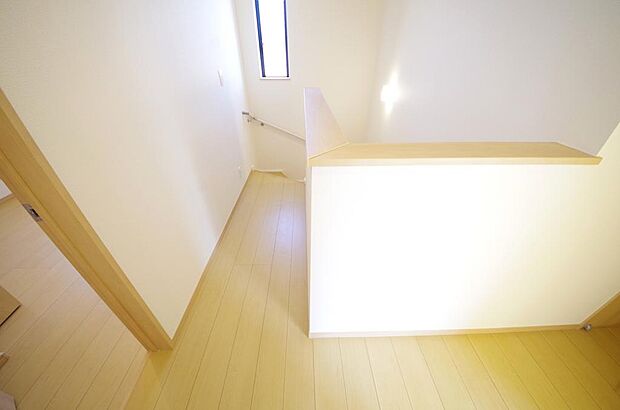 階段には手すりを標準装備することで、お子様やご高齢者の安全性にも配慮しております。