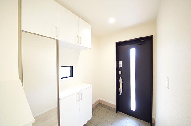 棚板が多く、沢山のの靴が収納可能。棚板は稼働可能ですのでブーツやヒールの高い靴も収納でき便利です。