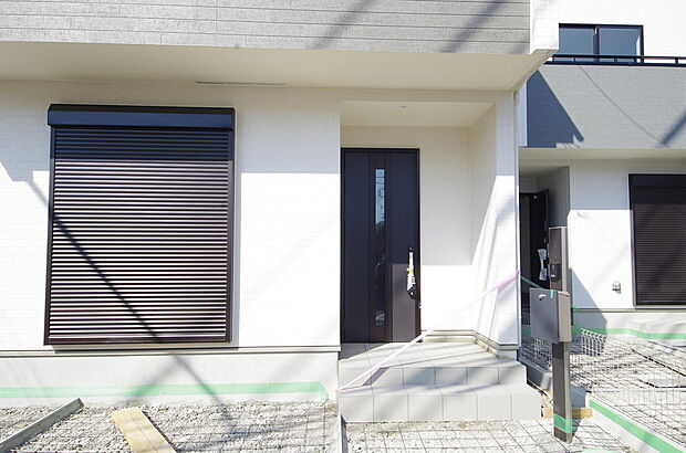 玄関はいわばその邸宅の顔です。だからこそ、迎賓のためにしつらえを細部まで施しました。