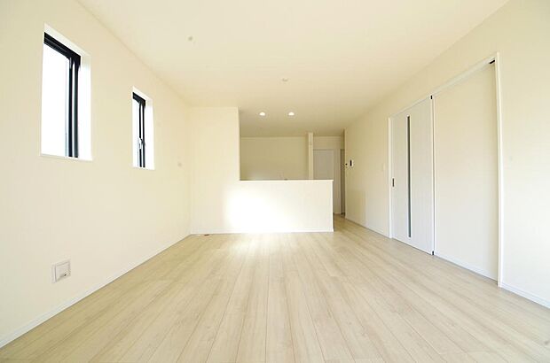 家族皆方が一番長い時間を共有するリビング ダイニング。快適な空間としてご利用いただけます。