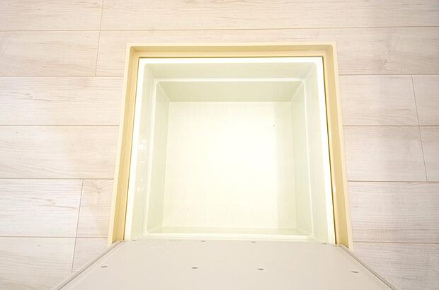 ミネラルウォーター、缶詰、非常食のストックに便利です。空間を有効に利用した収納です。