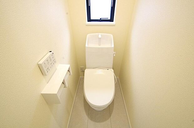 少ない水を有効に使って、汚れも効率よく洗浄します。便器は奥までふちのない掃除がしやすい形状です。