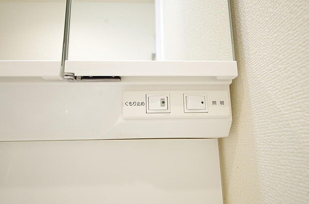 洗面台には、照明とコンセントが標準装備されております。コンセントの容量は1300Wまで大丈夫です。