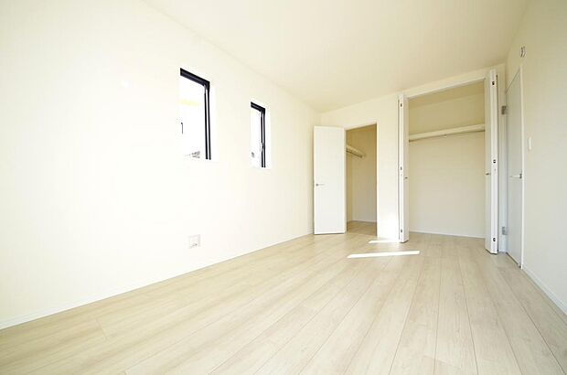 木の質感が優しい床材と豊富な収納が特徴的な、心に温かさを感じる内装です。