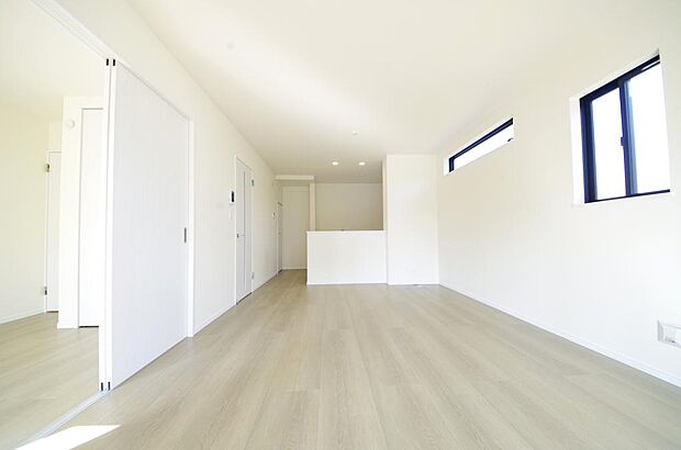 家族皆方が一番長い時間を共有するリビング ダイニング。快適な空間としてご利用いただけます。