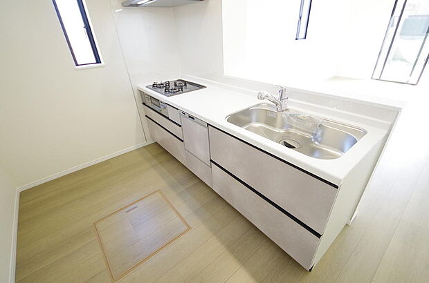 キッチンには耐久性が高く、お手入れも簡単で人工大理石トップを採用して、キッチンを優雅に演出しました。