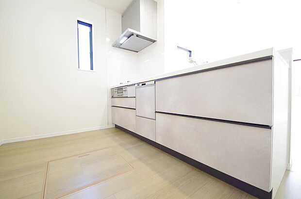 リビング ダイニング全体が見渡せるキッチンは、リビングのお子様の様子を見守りながら家事ができます。