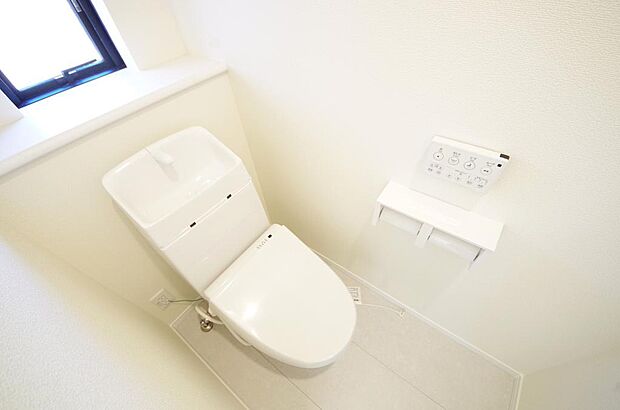 少ない水を有効に使って、汚れも効率よく洗浄します。便器は奥までふちのない掃除がしやすい形状です。