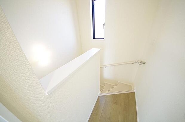 階段には手すりを標準装備することで、お子様やご高齢者の安全性にも配慮しております。