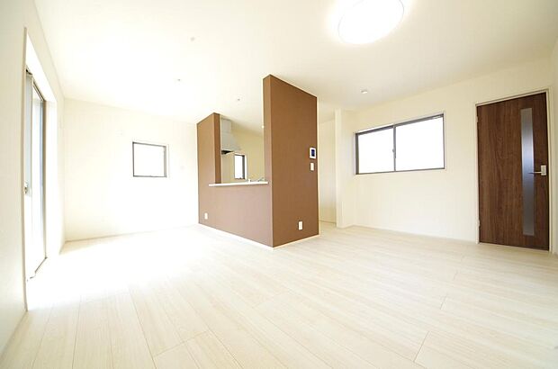 家族皆方が一番長い時間を共有するリビング ダイニング。快適な空間としてご利用いただけます。