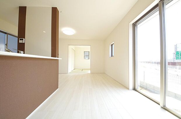 明るい陽光が差し込み開放的なリビング ダイニングを演出し、ゆとりある空間はご満足いただけます。