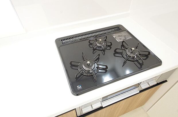 三ツ口コンロはSiセンサーが組み込まれています。長時間の使用の際にセンサーが自動でストップします。