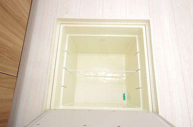 ミネラルウォーター、缶詰、非常食のストックに便利です。空間を有効に利用した収納です。