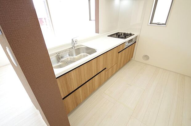 キッチンには耐久性が高く、お手入れも簡単で人工大理石トップを採用して、キッチンを優雅に演出しました。