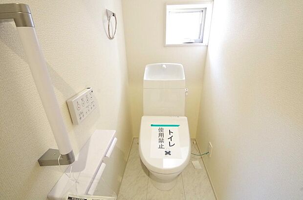 少ない水を有効に使って、汚れも効率よく洗浄します。便器は奥までふちのない掃除がしやすい形状です。