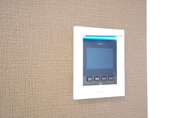 来訪者を映像と音声で確認可能なので、煩わしいセールスにも住戸内で対話可能です。