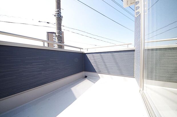 陽光あふれるバルコニーは、たくさんの光を浴びることができるのでお洗濯物やお布団もしっかり干せます。