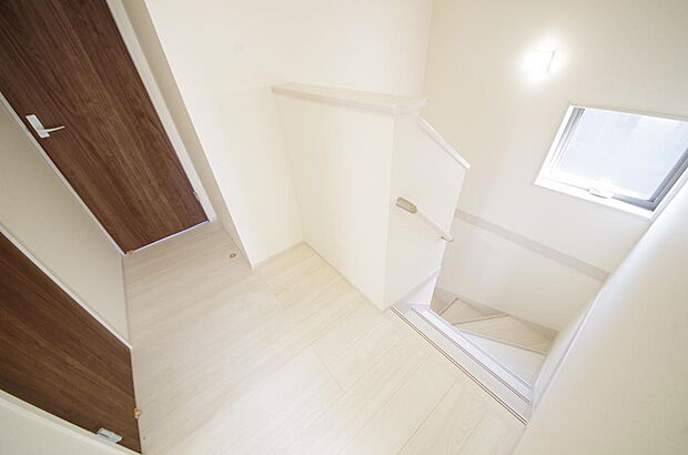 階段には手すりを標準装備することで、お子様やご高齢者の安全性にも配慮しております。