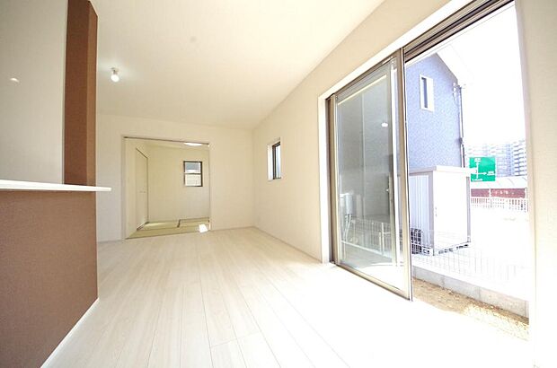 明るい陽光が差し込み開放的なリビング ダイニングを演出し、ゆとりある空間はご満足いただけます。