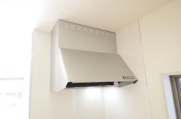 キッチン上部には、ブーツ型の照明付きのレンジフードが標準装備されております。