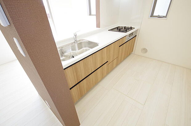 キッチンには耐久性が高く、お手入れも簡単で人工大理石トップを採用して、キッチンを優雅に演出しました。