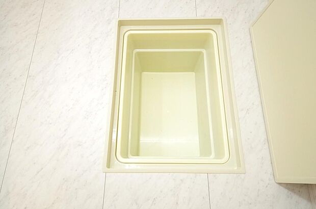 シャンプー リンス 洗剤 柔軟剤等のストックに便利です。空間を有効に利用した収納です。