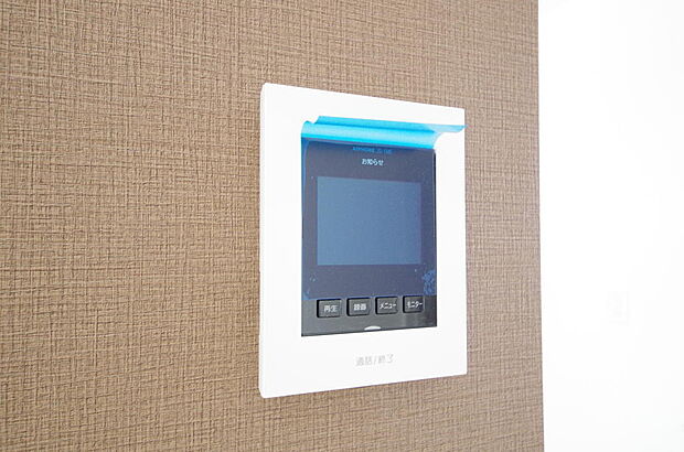 来訪者を映像と音声で確認可能なので、煩わしいセールスにも住戸内で対話可能です。