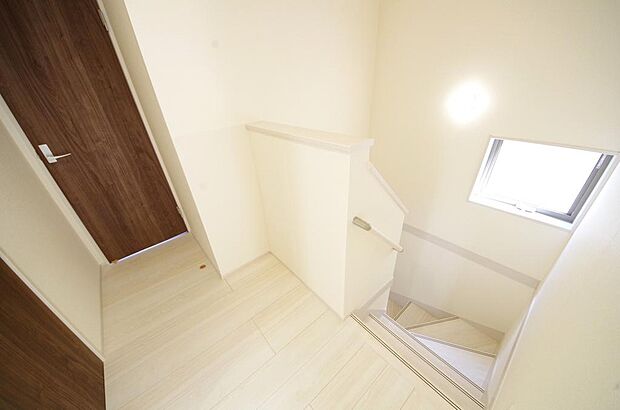 階段には手すりを標準装備することで、お子様やご高齢者の安全性にも配慮しております。