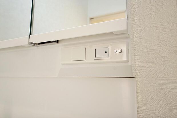 洗面台には、照明 コンセント くもり止めの3点が標準装備されております。