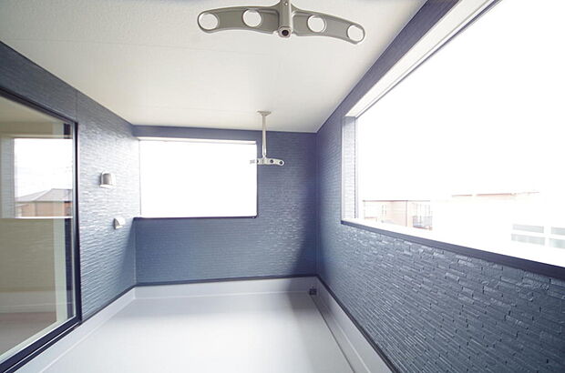 陽光あふれるバルコニーは、たくさんの光を浴びることができるのでお洗濯物やお布団もしっかり干せます。