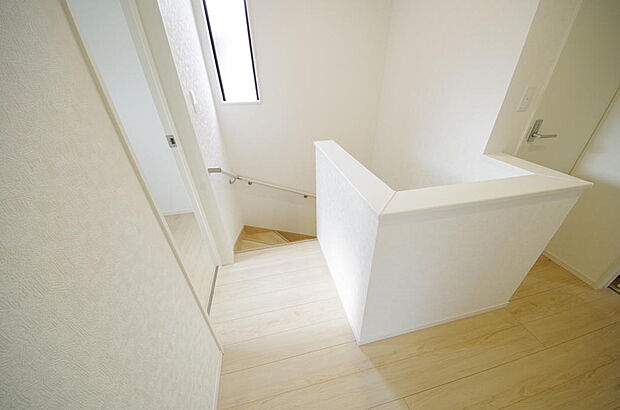 階段には手すりを標準装備することで、お子様やご高齢者の安全性にも配慮しております。