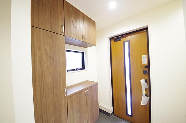 棚板が多く、沢山の靴が収納可能。棚板は稼働可能ですのでブーツやヒールの高い靴も収納でき便利です。