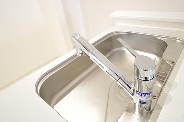 レバー操作一つで水量、温度も調節可能です。また、蛇口には浄水カートリッジも内蔵可能です。