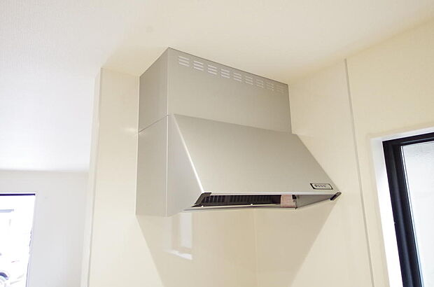 キッチン上部には、ブーツ型の照明付きのレンジフードが標準装備されております。