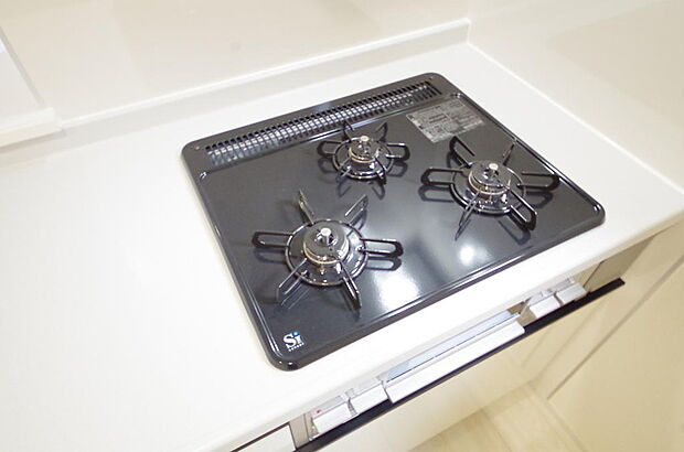 三ツ口コンロはSiセンサーが組み込まれています。長時間の使用の際にセンサーが自動でストップします。