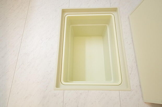 シャンプー リンス 洗剤 柔軟剤等のストックに便利です。空間を有効に利用した収納です。