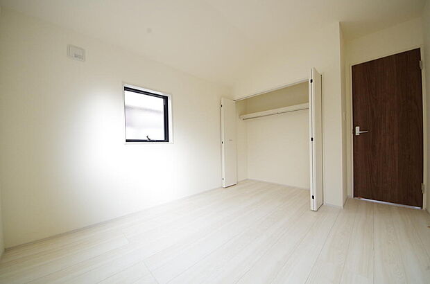 木の質感が優しい床材と豊富な収納が特徴的な、心に温かさを感じる内装です。